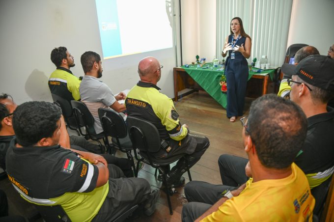 Servidores da Prefeitura recebem ações do Novembro Azul e dos “21 Dias de Ativismo pelo Fim da Violência contra a Mulher”