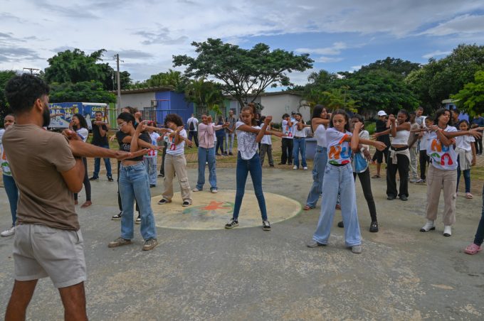 Adolescentes do Nuca usam arte como ferramenta de conscientização climática em Vitória da Conquista