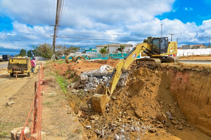 Nova etapa de requalificação da Avenida Brumado inicia com limpeza e escavação no canal pluvial