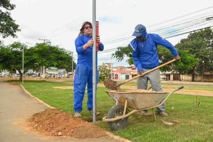 Acelera Conquista: Prefeitura inicia instalação de postes para iluminação na Avenida Brumado