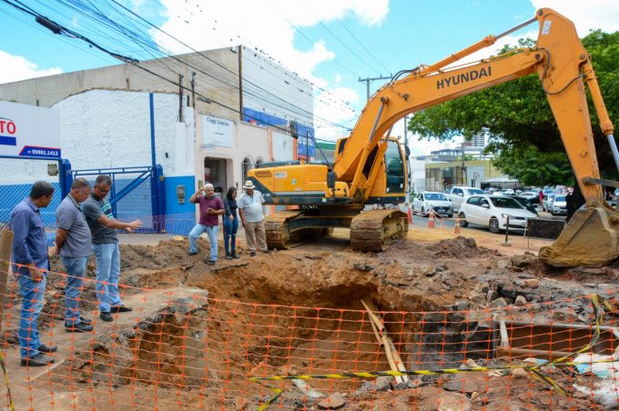 Prefeitura acompanha obra de recuperação de canal na praça Vítor Brito e mantém interdição no acesso à Rua São Pedro