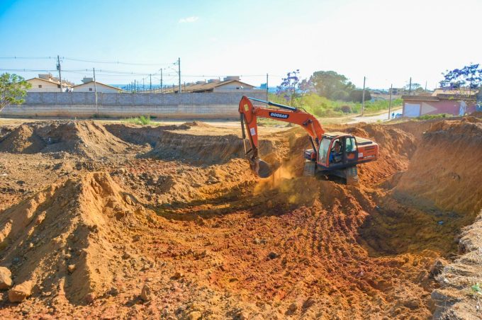 Obra de drenagem do Alto do Panorama avança com construção da bacia de detenção de águas pluviais