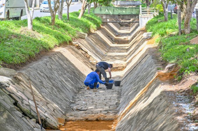 Obras de reconstrução de canais de drenagem em Vitória da Conquista têm início pelo canal do Panorama