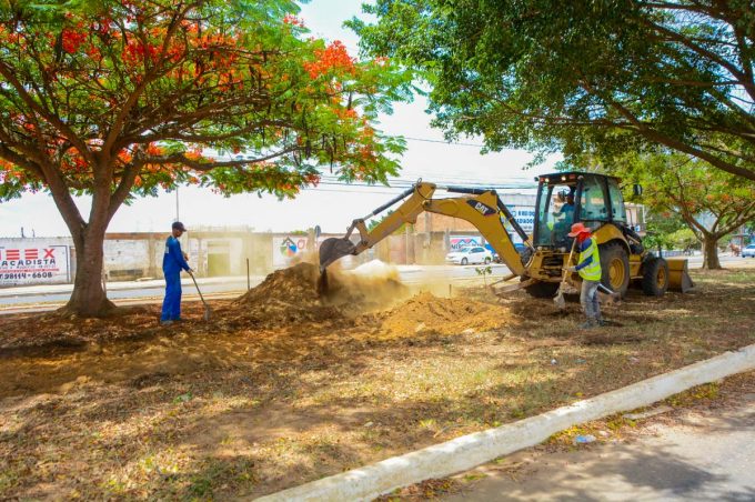 Acelera Conquista: Prefeitura realiza escavação na Avenida Brumado para implantar pista de cooper