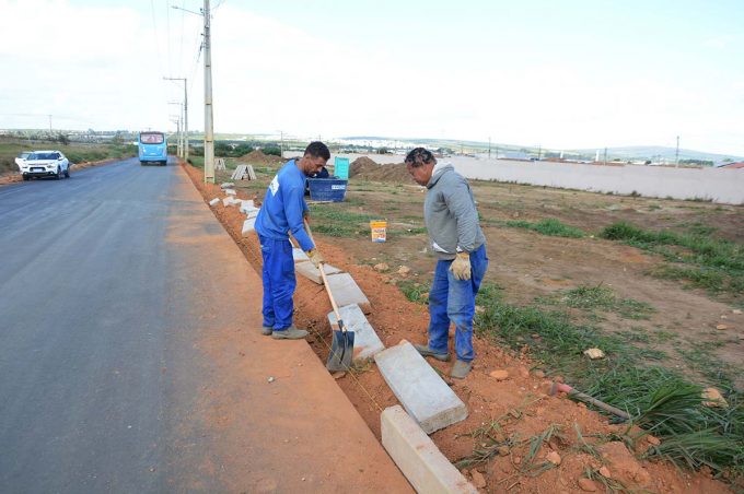 Prefeitura inicia implantação de meios-fios e sarjetas na rua de acesso ao Condomínio Vila Verde