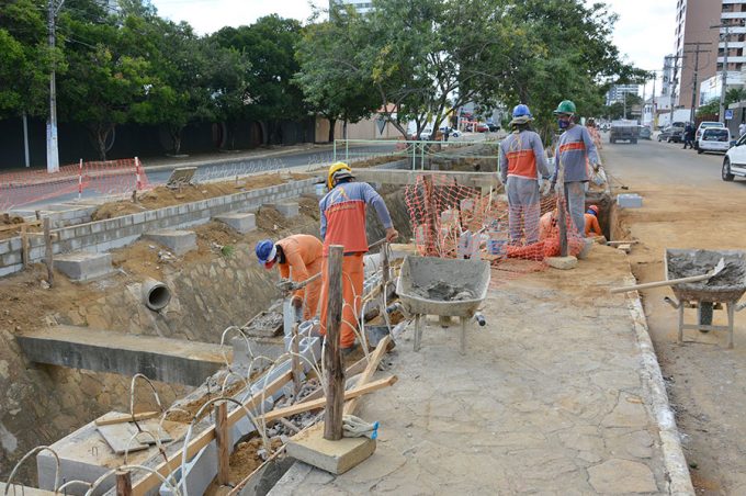 Obra avança na terceira etapa de revitalização da avenida Olívia Flores