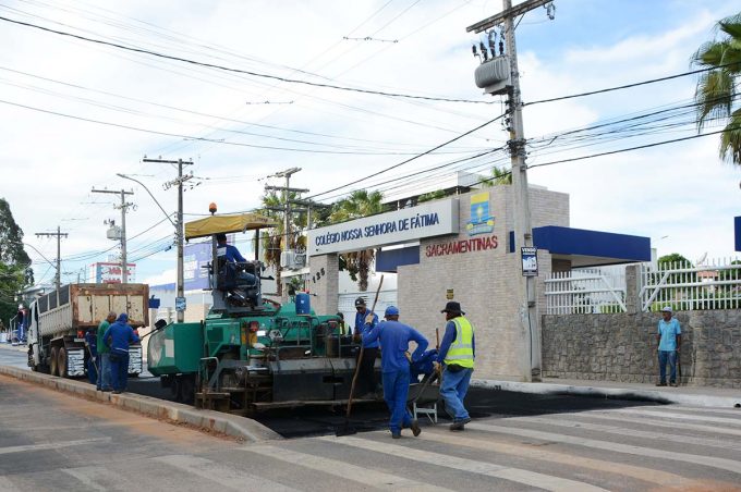 Recapeamento asfáltico da Avenida Jorge Teixeira começa no mesmo dia em que ordem de serviço é assinada