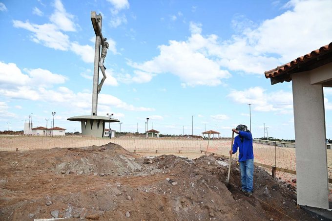 Prefeitura dá mais um passo em obra de revitalização e inicia construção de palco na área do Cristo
