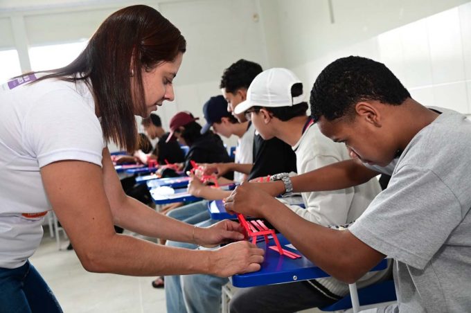 Estudantes de escola municipal participam de oficina sobre enfrentamento à violência contra mulheres