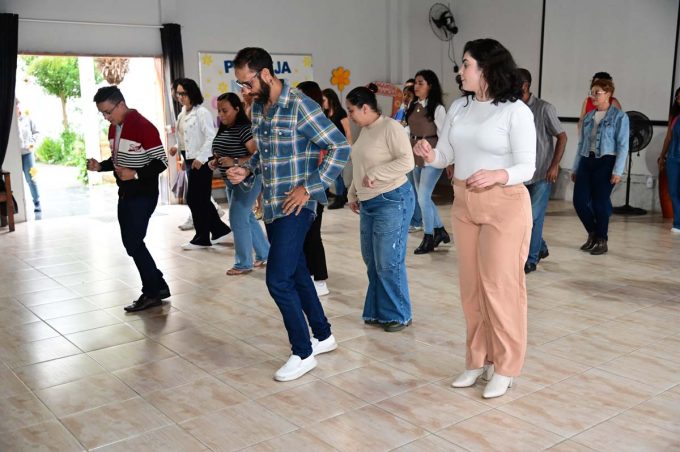 Servidores municipais entram no clima junino com início da oficina “Forrozear”