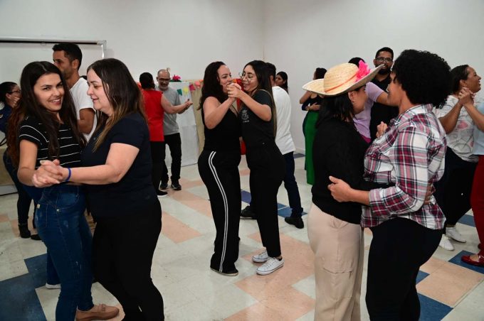Oficina de FitDance e Forró iniciou com muita música e dança para os servidores