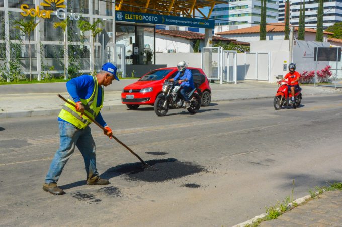 Com chegada de insumos para produção de asfalto, Emurc retoma Operação Tapa-Buraco em ruas da zona urbana
