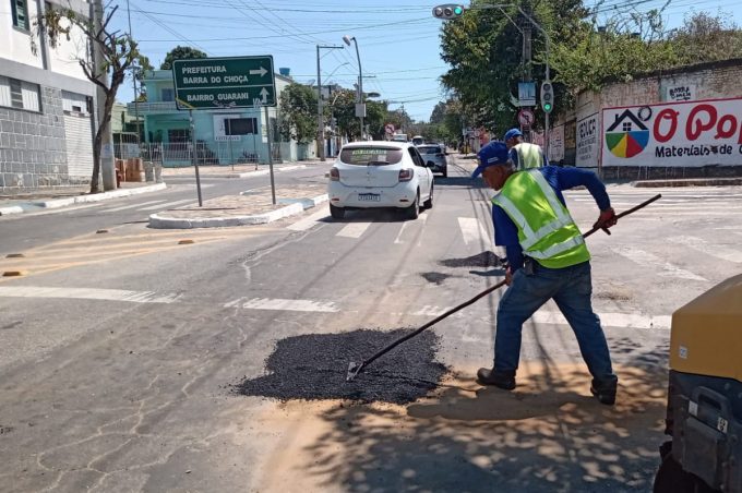 Operação Tapa-Buraco realiza manutenção em corredores de ônibus do Centro, Alto Maron e Campinhos