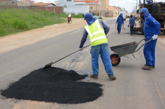 Operação Tapa-Buraco está temporariamente suspensa por causa das chuvas que atingem o município