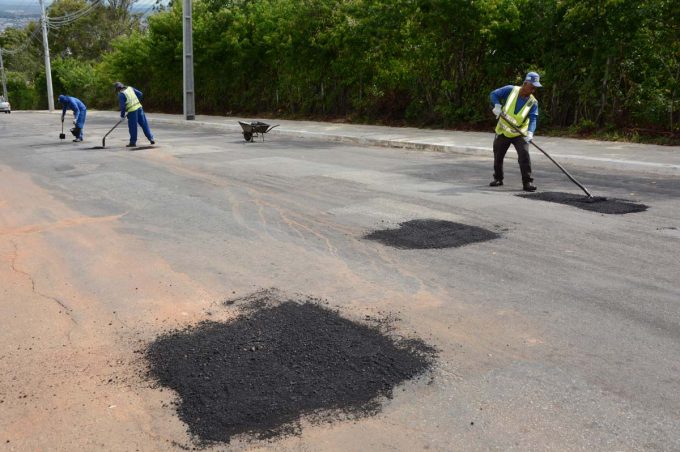 Chuva interrompe temporariamente obras de drenagem e pavimentação asfáltica na cidade