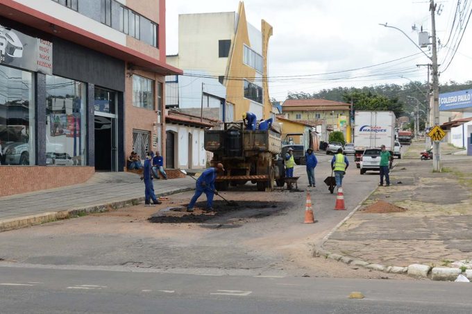Trabalho de recuperação do asfalto de ruas e avenidas afetadas pelas chuvas continua