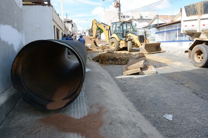 Seinfra realizou serviço de manutenção na rua Plácido de Castro para corrigir cratera aberta pela chuva