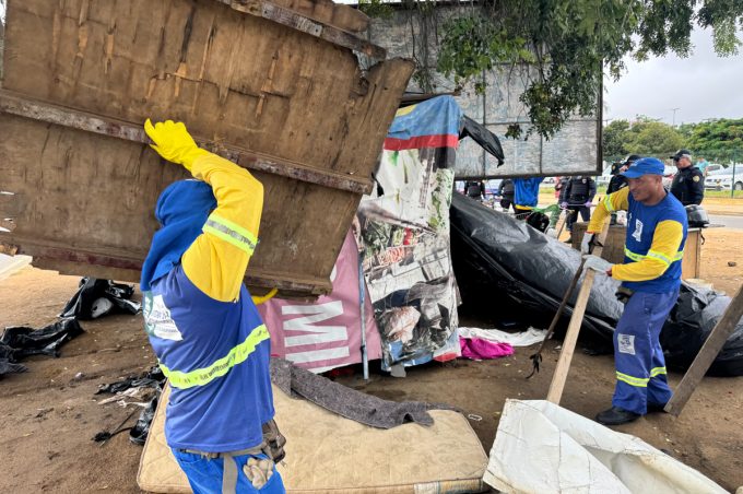 Após ação de retirada de barracos, Sesep recolhe uma tonelada de lixo no canteiro da Avenida Filipinas