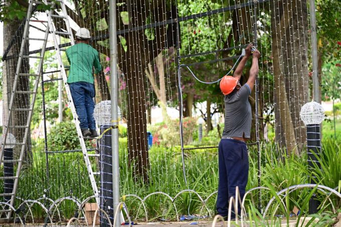 Prefeitura de Conquista intensifica preparativos na Tancredo Neves para o Natal Conquista de Luz 2025