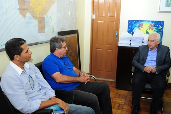 Joel Martins - secretário de Agricultura, Lorival Amorim - prefeito de Ariquemes e Guilherme Menezes - prefeito de Conquista