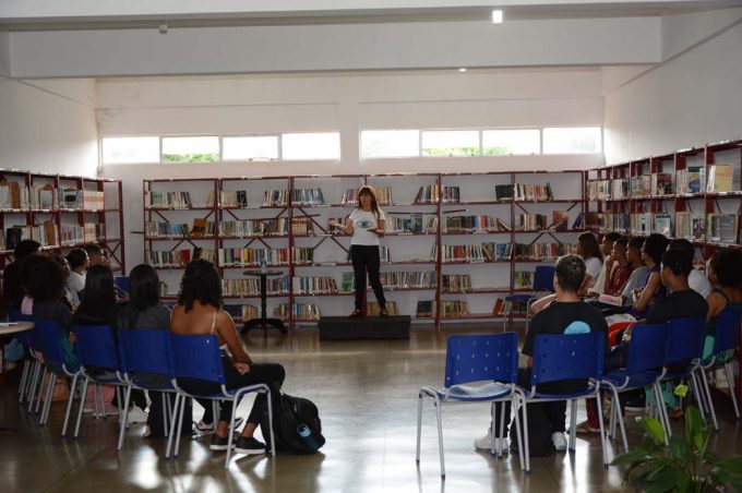 Biblioteca José de Sá Nunes recebe visita de adolescentes do Instituto Bemmaker para oficina de storytelling e pitch