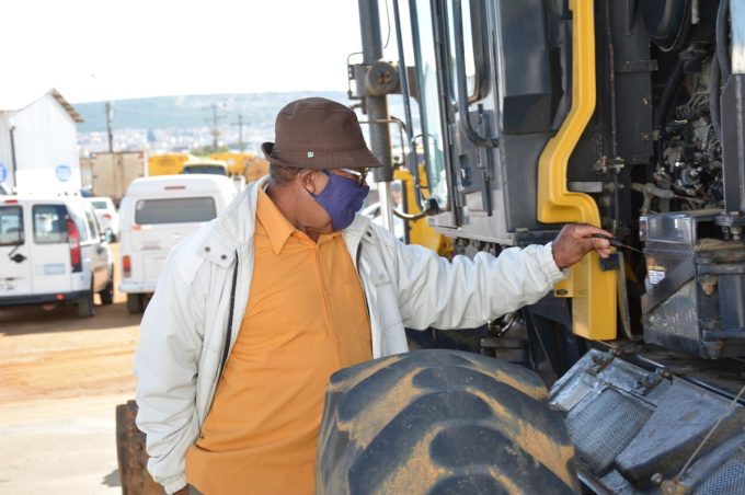 Operadores de máquinas pesadas da Prefeitura recebem curso de capacitação e são homenageados no Deserg