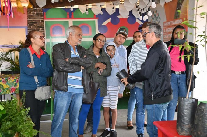 Agrônomos da Prefeitura ensinam técnicas de produção de mudas do umbu gigante a produtores rurais e interessados