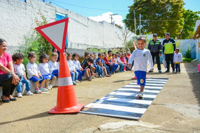Prefeitura revitaliza faixas de pedestres em creches e escolas e orienta estudantes sobre cuidados no trânsito
