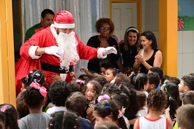 “Papai Noel dos Correios” atende pedidos de alunos do Centro Municipal de Educação Infantil Senhorinha Cairo