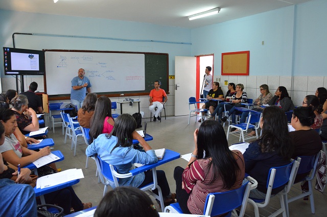 Base Nacional Comum Curricular: grupos de trabalho discutem a elaboração dos currículos e propostas pedagógicas