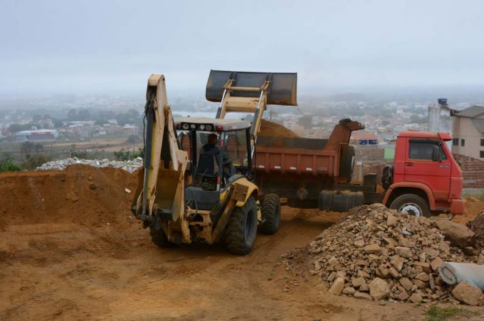 Obras e serviços escolhidos por meio do Governando com as Pessoas começam a ser executados no bairro Zabelê