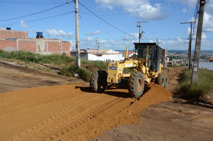 Ação nos bairros: Prefeitura realiza patrolamento de ruas no Bateias II