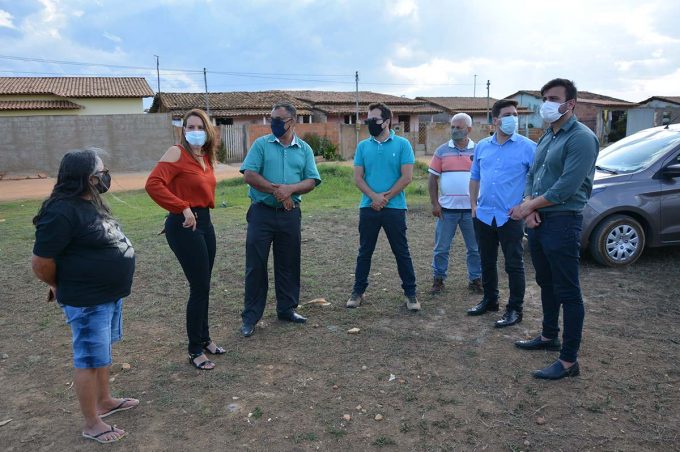 Prefeita em exercício visita São Sebastião e discute projeto para construção de espaço de lazer e esportes