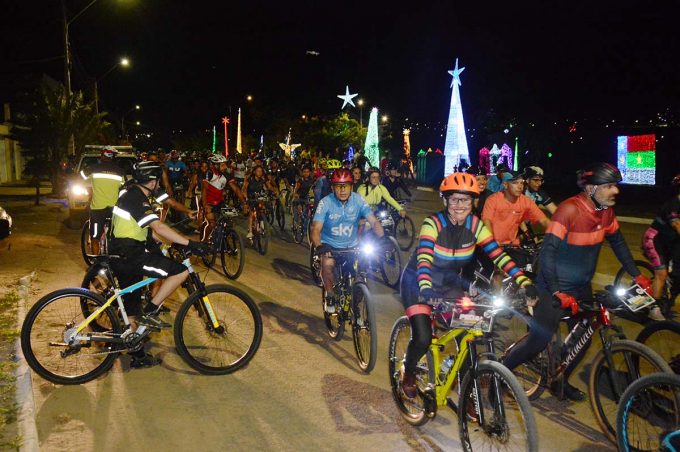 Prefeitura apoia iniciativa de grupo ciclístico Pedal das Luzes que percorreu ruas da cidade na noite de sábado