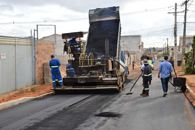 Obras de drenagem e pavimentação asfáltica prosseguem em loteamentos na cidade