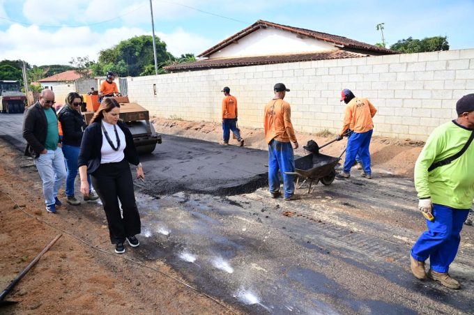 Governo Municipal vistoria obra de pavimentação asfáltica no povoado da Estiva