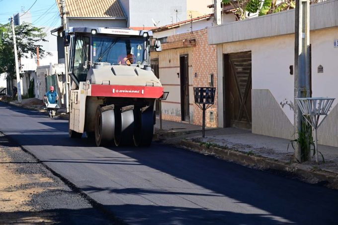 Prefeitura inicia pavimentação asfáltica no loteamento Porto Seguro