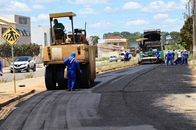 Pavimentação asfáltica é realizada em trecho da Perimetral após obra do sistema de drenagem no Morada dos Pássaros