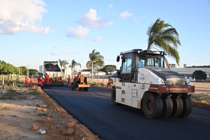 Prefeitura executa pavimentação asfáltica em rua de acesso ao Parque de Exposições
