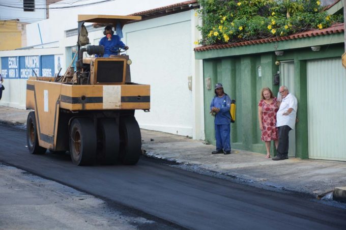 Ruas do Iracema recebem recapeamento asfáltico por meio do Acelera Conquista