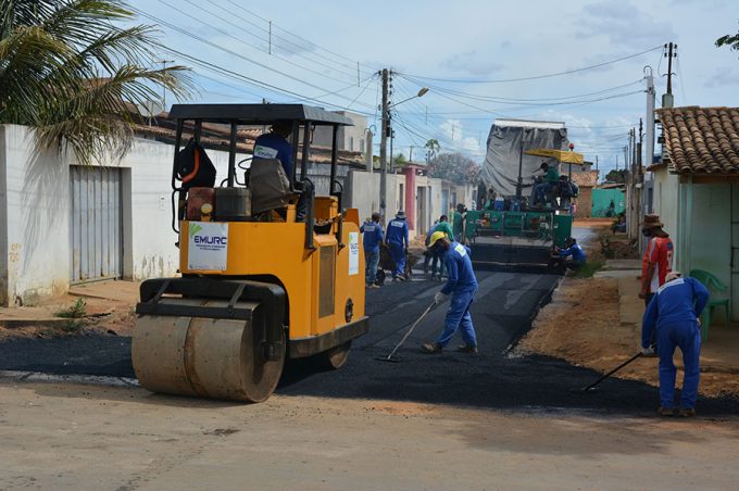 Prefeitura dá sequência a obras de pavimentação e drenagem no Conjunto da Vitória