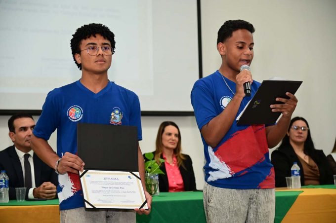 Estudantes escolhem Jovem Prefeito em eleição simulada com urnas eletrônicas em Vitória da Conquista
