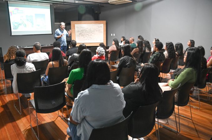 Prefeitura empossa 17 novos servidores aprovados no concurso 001/2024 para atuar na Smed e na Semdes