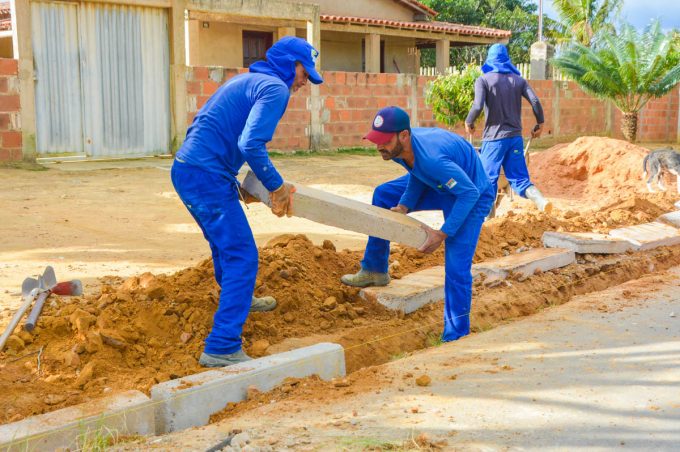 Emurc instala meios-fios e sarjetas em avenida principal do povoado de Itaipu