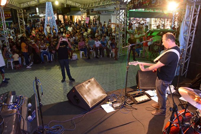 Natal Conquista de Luz: Marcelly e Alex Baducha movimentam Praça Nove de Novembro