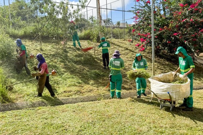 Secretaria Municipal de Meio Ambiente realiza manutenção e limpeza da Praça da Juventude