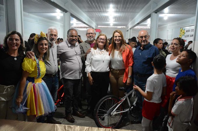 Projeto de leitura da Escola Municipal Professora Iza Medeiros premia alunos que mais leram livros no ano letivo