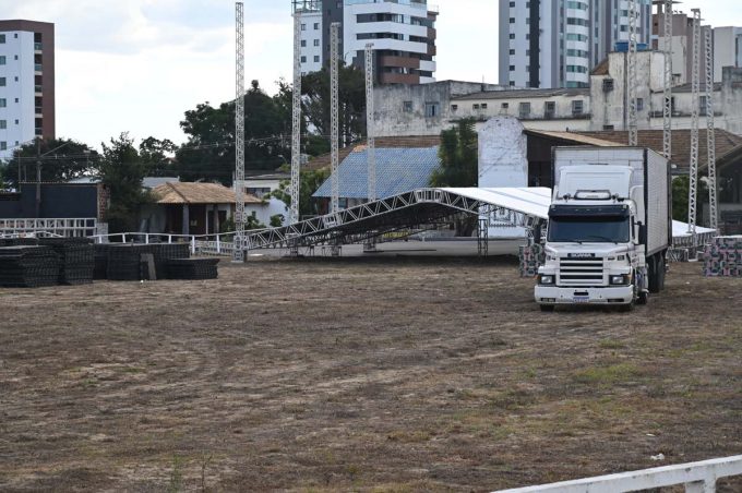 Arraiá da Conquista: montagem do palco principal e instalação de banheiros avançam no Parque de Exposições