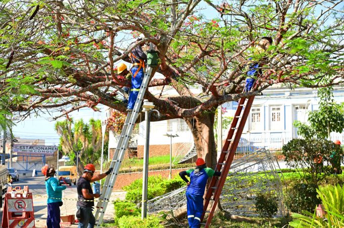 Prefeitura inicia montagem da ornamentação do Natal Conquista de Luz na Praça Tancredo Neves