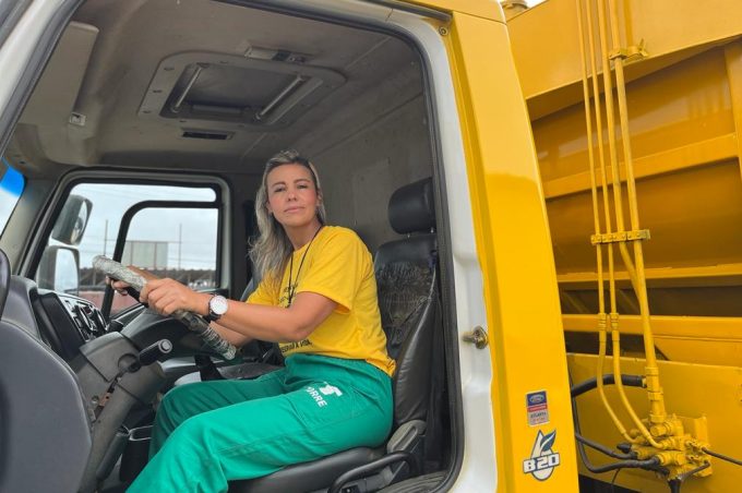 Primeira mulher a dirigir um caminhão de coleta de lixo na cidade é contratada em Vitória da Conquista